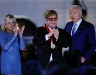 La estrella británica de la música rock Elton John recibe la Medalla Nacional de Humanidades de manos del presidente de Estados Unidos, Joe Biden, en la Casa Blanca, en Washington, Estados Unidos. 23 de septiembre, 2022.