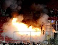 Fotografía de un foco de fuego en una de las tribunas, donde hinchas de Colo-Colo provocaron incidentes