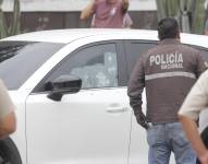 Fotografía de un vehículo con impactos de bala en el que se encontraba el fiscal César Suárez