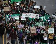Activistas de colectivos feministas, que se identifican con pañuelos verdes y violetas, recorrió hoy varias calles de Quito (Ecuador). EFE/ José Jácome