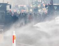 Las fuerzas policiales utilizan cañones de agua durante una protesta de agricultores europeos alrededor del edificio del Consejo Justus Lipsius al margen de una reunión de ministros de agricultura y pesca de la UE en Bruselas, Bélgica, el 26 de febrero de 2024.