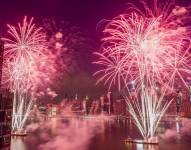 Fotografía de archivo del horizonte de la ciudad de Nueva York con fuegos artificiales durante un espectáculo del Día de la Independencia sobre el East River en Nueva York, el martes 4 de julio de 2017. Archivo