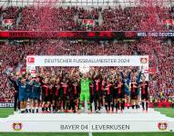 Jugadores del Bayer Leverkusen levantan el título de campeón de la Bundesliga 2024