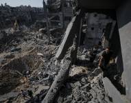 Los palestinos inspeccionan los escombros del campo de refugiados de Jabalia un día después de que un ataque aéreo golpeara la zona, en el norte de Gaza, el 1 de noviembre de 2023.