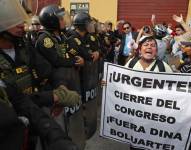 Ciudadanos protestan hoy junto a la sede de la Prefectura, donde se encuentran los manifestantes detenidos, en Lima (Perú). La Policía Nacional de Perú detuvo este sábado a más de 200 personas tras el desalojo del campus de la Universidad Mayor de San Marcos de Lima. (Foto: EFE)