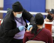 ARCHIVO - Una vacuna COVID-19 de Pfizer es aplicada en el Centro de Recreación Banning el martes 13 de abril de 2021, en Wilmington, California. (AP Foto/Marcio José Sánchez, Archivo)