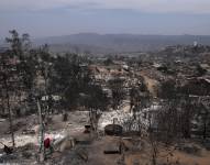 Fotografía que muestra hoy en el sector de Achupallas, afectado por incendios forestales de Viña del Mar, Región de Valparaiso (Chile).