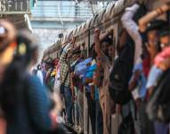 Personas viajan en tren desde la estación de Boriwali en Bombay, India, el 20 de abril de 2023.