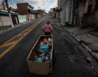 Hombres y mujeres trabajan en tareas de reciclaje en Quito.