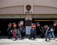 Huelguistas frente a los estudios Warner Bros.