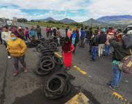 Indígenas cierran con llantas una carretera en el sector Romerillo mientras protestan contra las políticas del Gobierno de Guillermo Lasso.