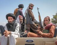 Talibanes viajan en un vehículo por las calles de Kabul en Afganistán.