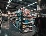 Imagen de un supermercado. En la foto se observa gaseosas, cervezas y snacks, productos que se encarecerán con el incremento del IVA al 15% desde el 1 de abril.