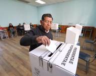 Una persona ejerciendo su derecho al voto, el pasado 15 de octubre de 2023.