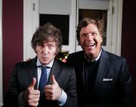 Foto del periodista Tucker Carlson y el candidato presidencial de Argentina, Javier Milei.