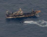 En la imagen se ve un barco pesquero chino cerca de la zona exclusiva de Galápagos. EFE/Marcos Pin/Archivo/Referencial