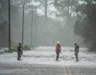 Equipos de rescate trabajan después de que el huracán Idalia tocara tierra cerca de Keaton Beach en Florida, Estados Unidos