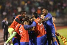Jugadores del Imbabura celebran su ascenso a la Serie A del fútbol ecuatoriano