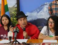 El presidente de la Conaie, Leonidas Iza, y representantes de otras organizaciones, entre ellas Yasunidos, ofrecieron una rueda de prensa este jueves 25 de enero en Quito.