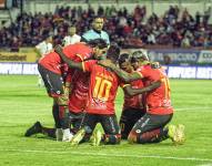 Jugadores del Deportivo Cuenca celebran un gol contra Mushuc Runa