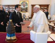 El presidente Daniel Noboa saluda al papa Francisco.