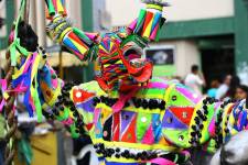 Un desfile por las calles de Guaranda durante Carnaval
