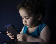 Imagen referencial. Foto de un niño sosteniendo un celular.
