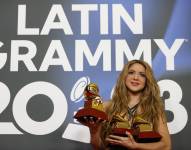 La cantante colombiana Shakira posa con los tres premios conseguidos durante la gala anual de los Latin Grammy celebrada este 16 de noviembre.