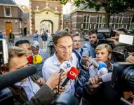 El primer ministro de Países Bajos, Mark Rutte, habla este viernes con los periodistas ante la crisis del Gobierno.