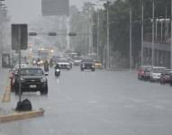 Fuertes lluvias caen en la ciudad de Manta, causando inundaciones y pérdidas materiales.