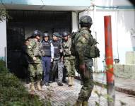 El candidato a la Presidencia de Ecuador, Christian Zurita, reemplazante del asesinado Fernando Villavicencio, llega a su centro de votación custodiado por un fuerte esquema de seguridad