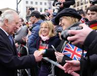 Carlos III saludando a fanáticos afuera de Windsor