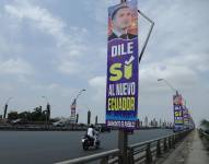Propaganda a favor del Sí en la consulta popular en el Puente de la Unidad Nacional.