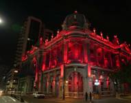 Foto del Palacio Municipal de Guayaquil iluminado de rojo durante la noche del 8 de marzo.