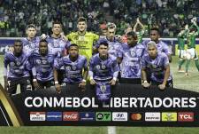 Jugadores de Independiente del Valle forman este miércoles, en un partido de la fase de grupos de la Copa Libertadores entre Palmeiras y Independiente del Valle (IDV) en el estadio Allianz Parque en São Paulo (Brasil).