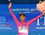 El ecuatoriano Jhonatan Nárvaez (Ineos Grenadiers) celebra la victoria de la primera etapa del Giro de Italia 2024, un recorrido de 140 kilómetros entre Venaria Reale y Turín.