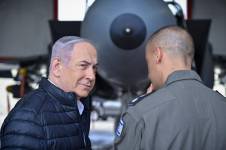 El primer ministro israelí, Benjamín Netanyahu, visita la base aérea de Tel Nof, este jueves en Rehovot (Israel), donde aseguró que no dudarán en golpear a aquellos que quieran atacar a Israel.