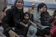 Los heridos del hospital Al-Ahli fueron llevados a otra clínica cercana en Gaza.