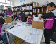 Funcionarios del CNE revisan las actas de escrutinios de las elecciones 2023