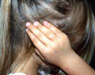 Una niña tapándose los oídos - abuso sexual. Foto: Pixabay