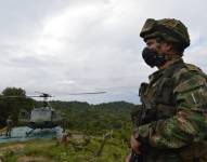 Imagen de archivo de un soldado junto a un helicóptero en Colombia.