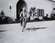 Albert Einstein, montado en su bicicleta Rover Safety