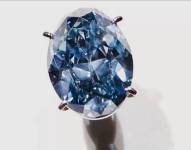 El deslumbrante y casi impecable Okavango Blue Diamond está expuesto por primera vez en el Museo Americano de Historia Natural en Nueva York.