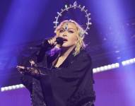 Madonna Louise Veronica Ciccone, conocida simplemente como Madonna, es una cantante, compositora, actriz, empresaria e ícono cultural estadounidense. Ha vendido más de 300 millones de discos en todo el mundo.