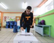 Imagen de un ciudadano votando.