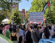 Estudiantes de la Universidad George Washington protestan para pedir por el fin de la guerra entre Hamás e Israel este jueves, en Washington, Estados Unidos.