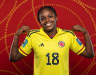 Linda Caicedo posa con la camiseta de la selección femenina de Colombia