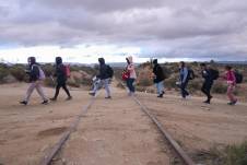 Fotografía de archivo donde se ve a un grupo de migrantes cruzando cerca a la frontera de EE.UU., con México en Jacumba, California.