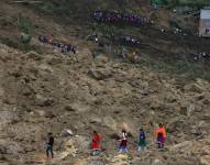 Rescatistas y pobladores buscan a las víctimas del en Alausí (Ecuador), el 28 de marzo de 2023.