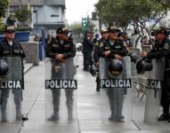 Miembros de la Policía Nacional de Perú con escudos antidisturbios.